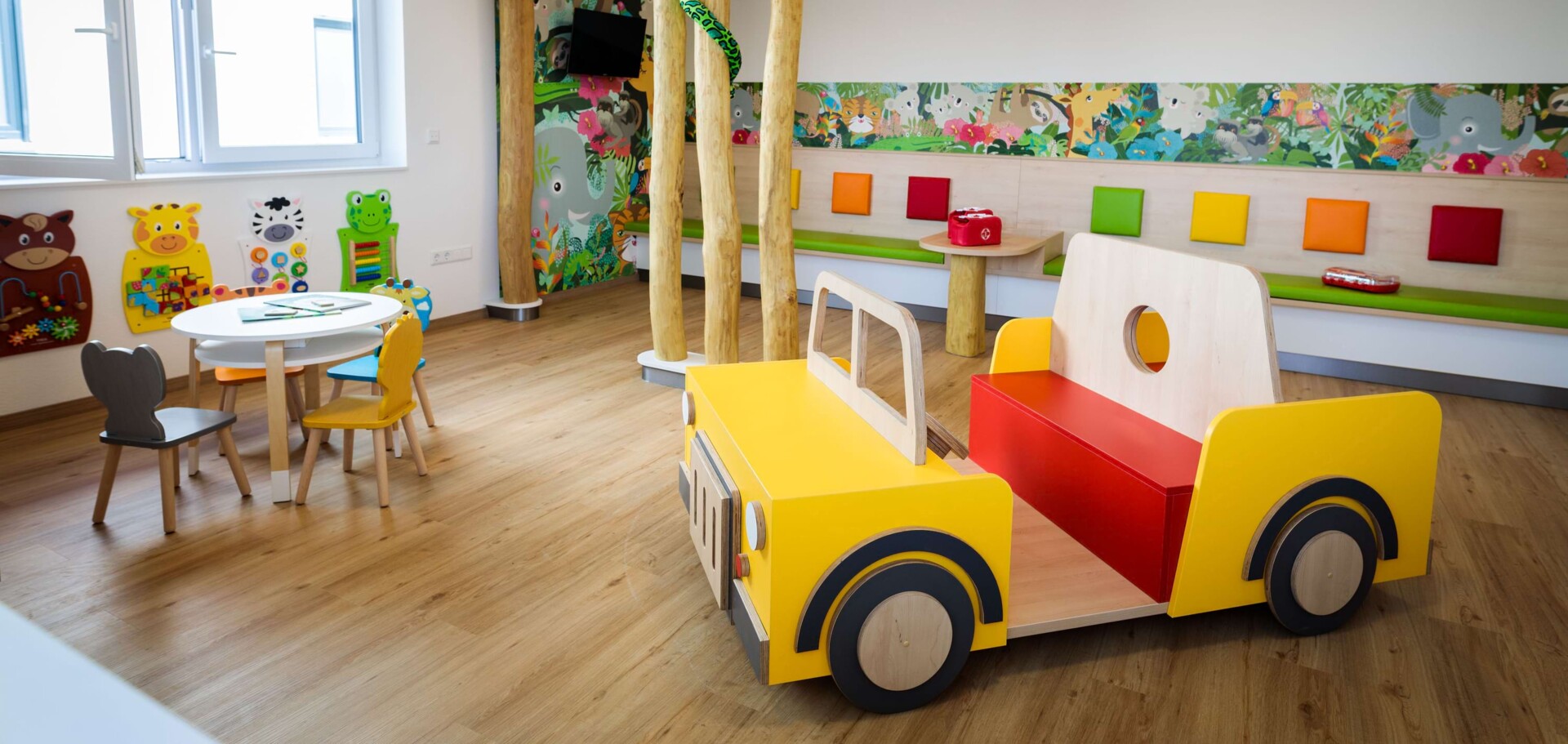 Blick in das liebevoll gestaltete Wartezimmer der kinderkardiologischen Praxis in Schwetzingen, mit vielen hochwertigen Spielsachen zum Verweilen und Entspannen f&uuml;r Kinder